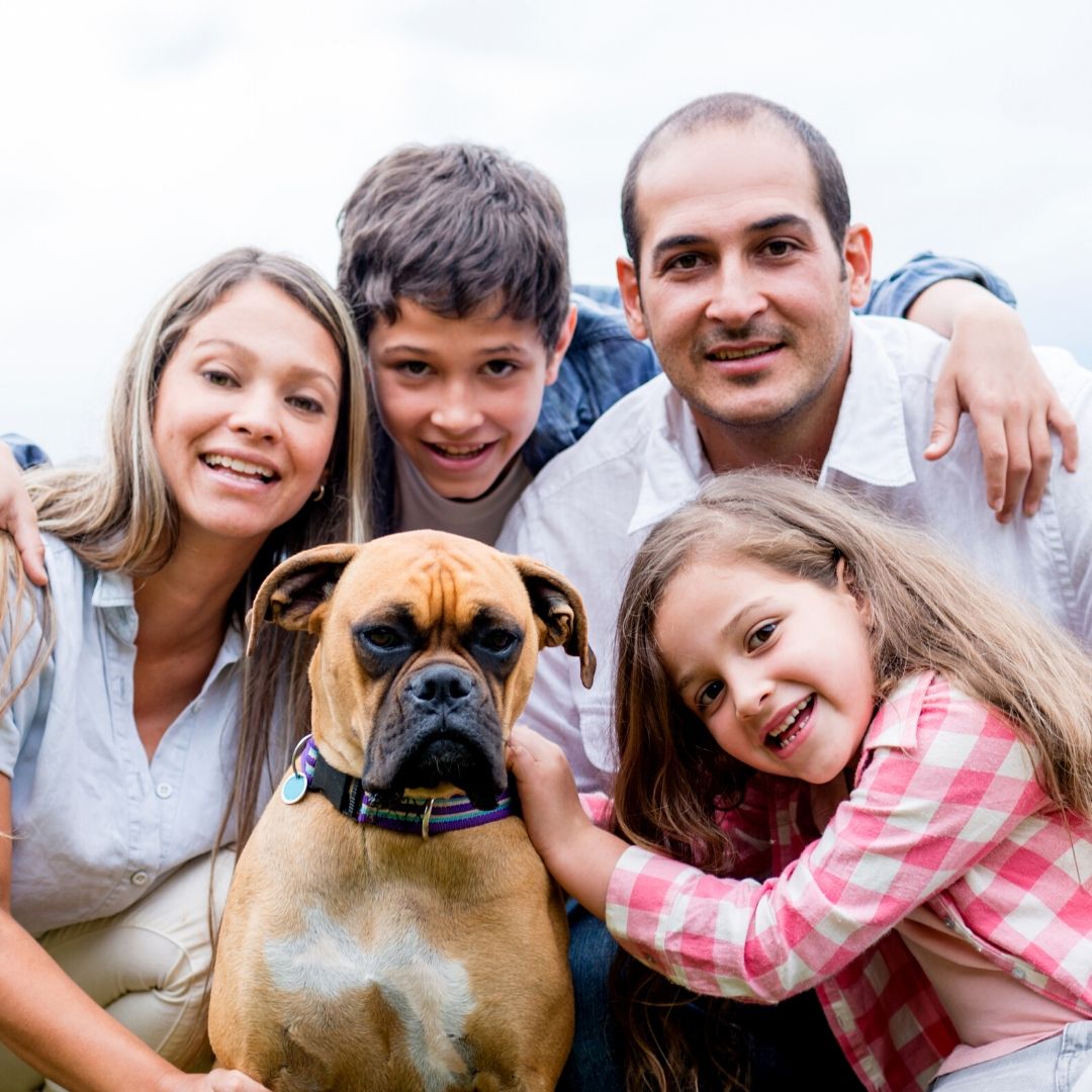 Pet owner. Семья с собакой. Семья песиков. Щенок в семье. Фото семьи с собакой.